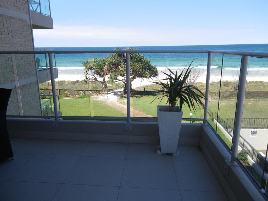 Pacific Surf Absolute Beachfront Apartments Голд-Кост Номер фото